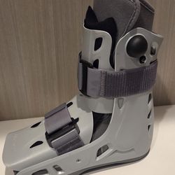 Aircast short medical boot size large, right foot