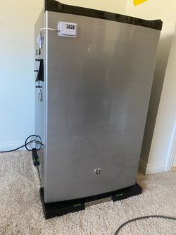 GE Mini Refrigerator + Stand + Combination/Key Lock