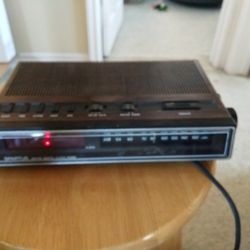 AM FM DIGITAL CLOCK RADIO ALARM