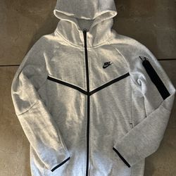 Men’s Small Nike Tech
