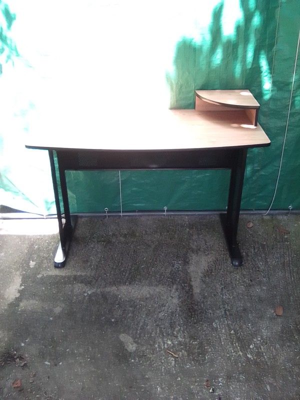 Lakemont: 4' X 2' Student Desk With Stand.
