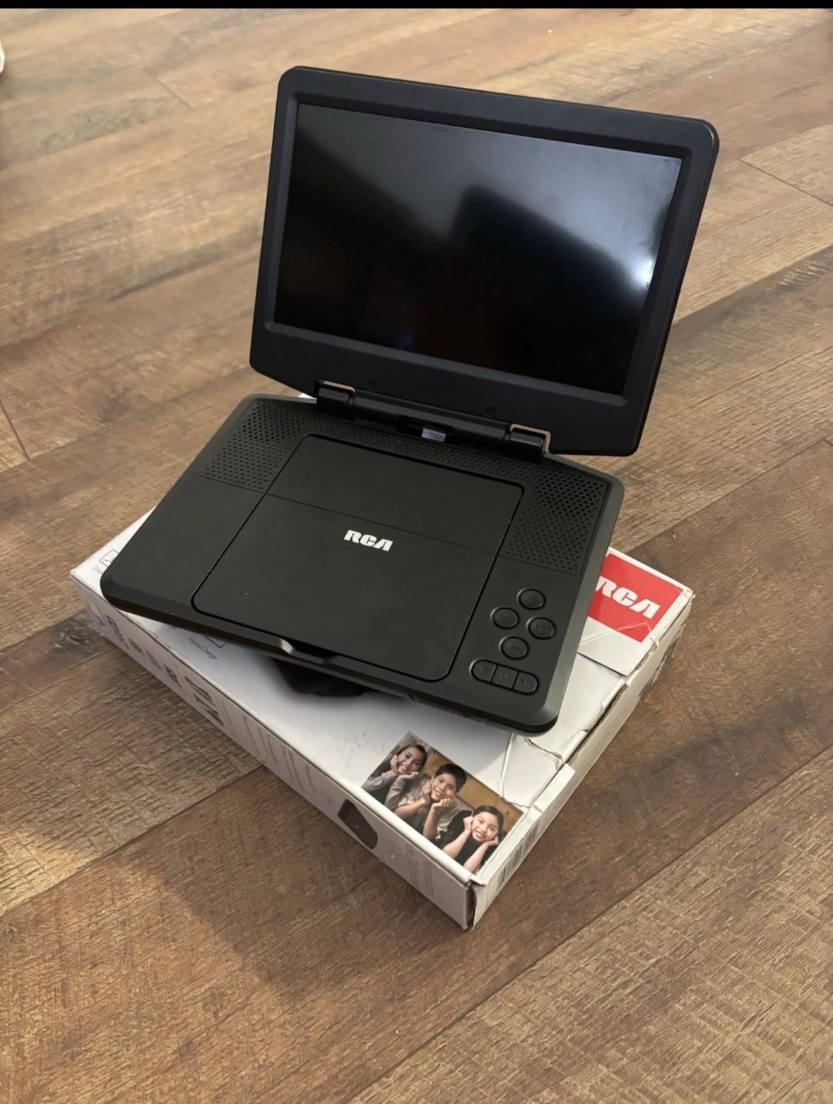 RCA Portable DVD player AVC Multimedia 9" screen DRC98090