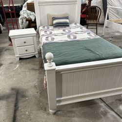 SUPER BEQUTIFUL TWIN SIZE BED WITH MATRESS AND NIGHSTAND INCLUDED