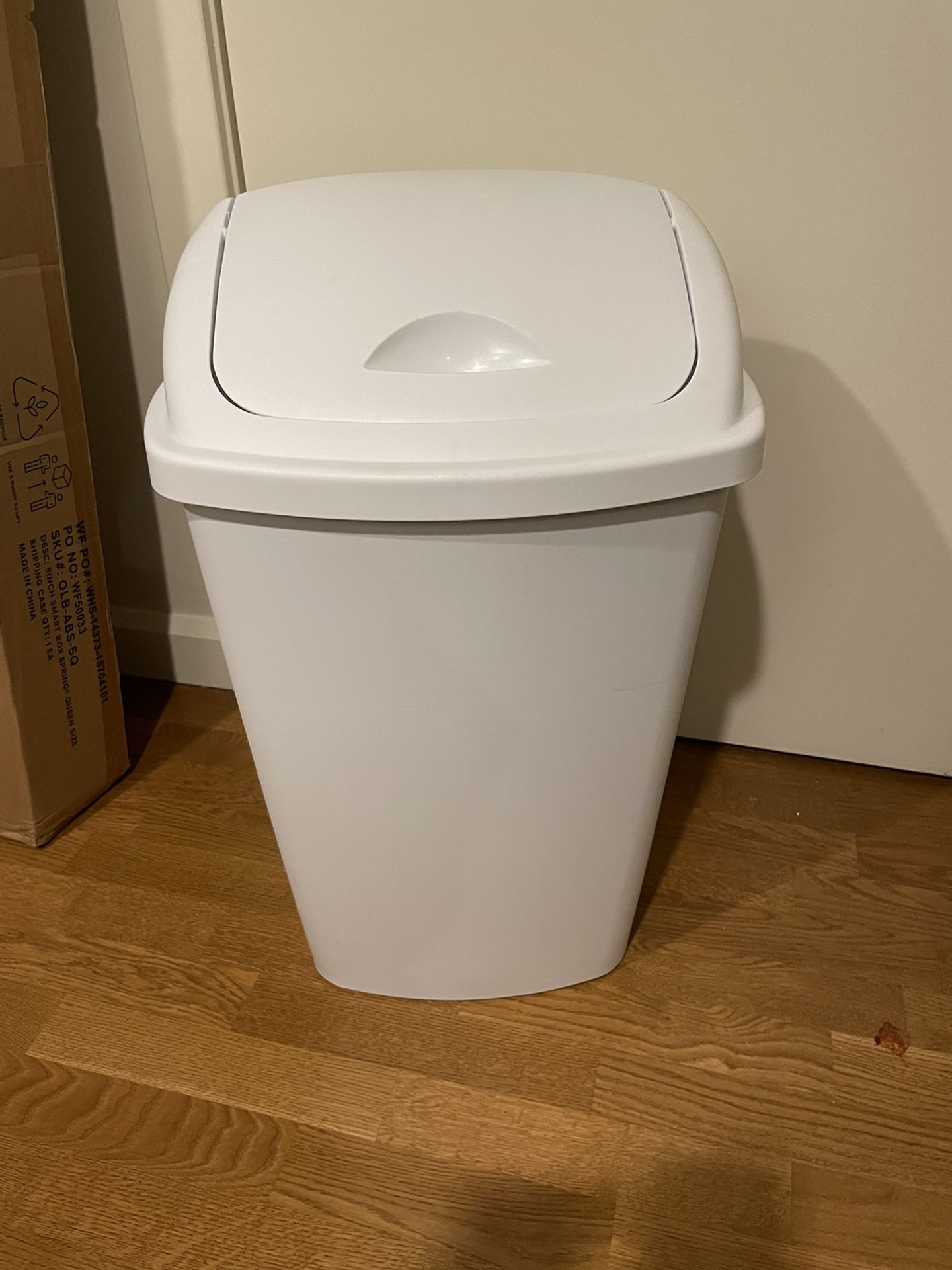 Plastic Kitchen Trash Bin (13 Gallon)