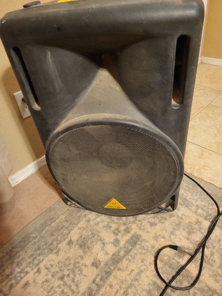 Behringer Eurolive B215D Speakers