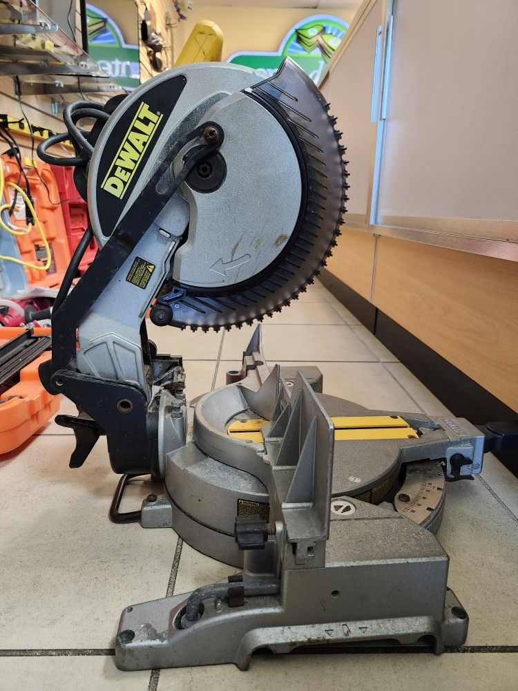Compound Miter Saw/Dewalt