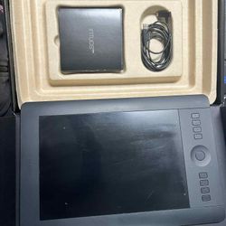 Wacom PTH651 Intuos Pro Pen and Touch Tablet - Black