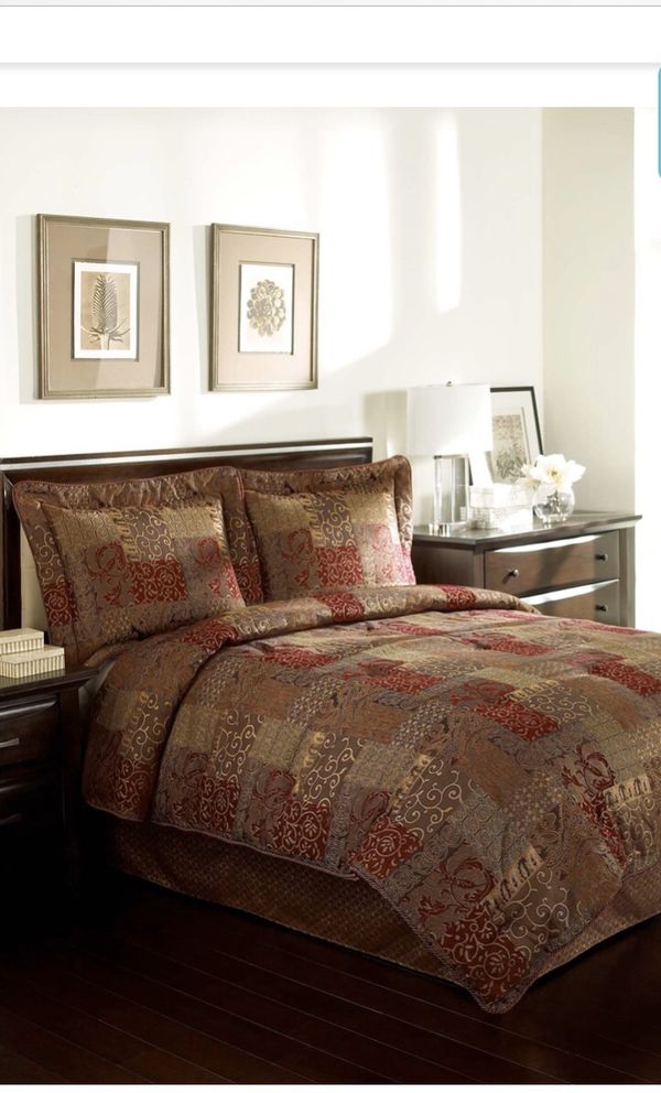 Croscill Galleria red King size bedding. Like new, Barely used. Set