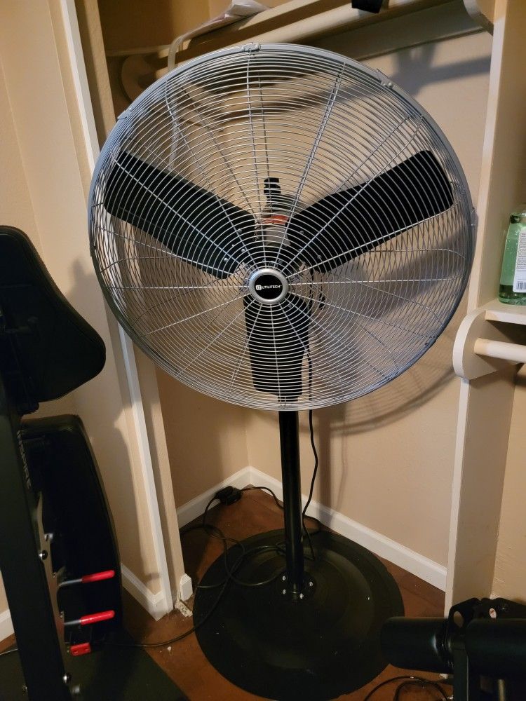 Utilitech 30-in 3-Speed Indoor or Outdoor  Oscillating Pedestal Fan