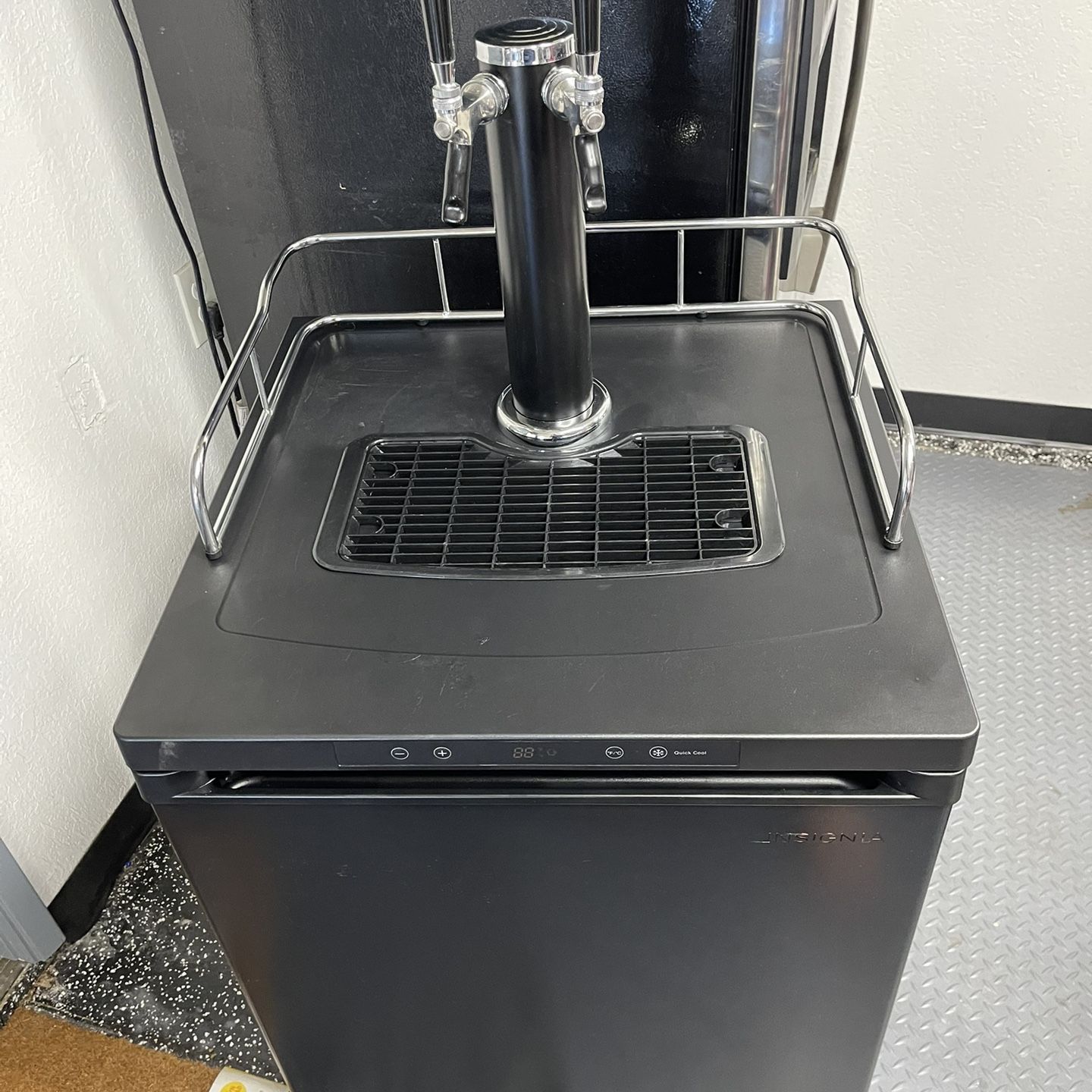 Clearance insignia dual tap kegerator Cheap Sale Insignia Double Tap Kegerator NS BK2TSS6