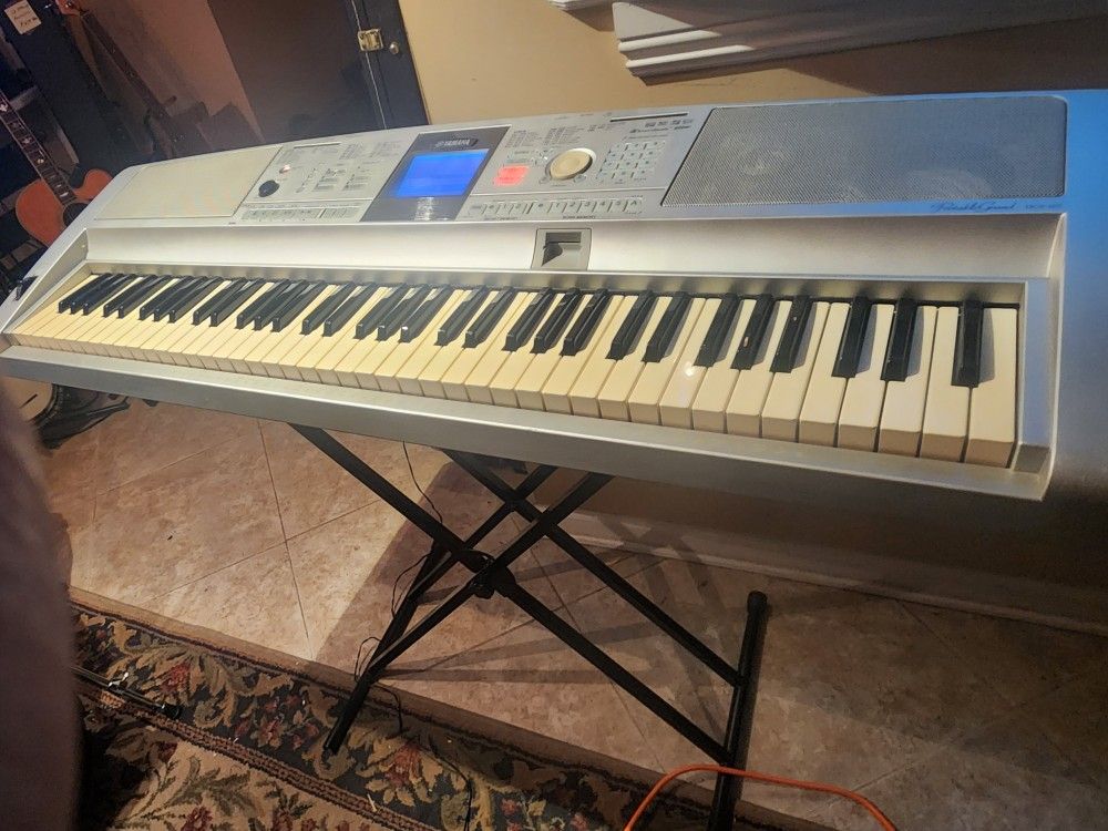 Yamaha Portable Grand piano DGX 305