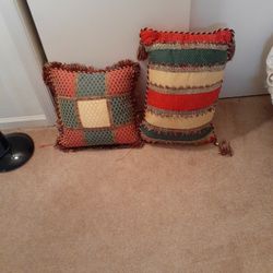 2 NEW SOFÁ PILLOWS $15