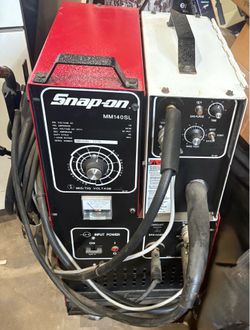 Snap-on MM140SL MIG/TIG Welder/Dual-Colored Red and White/Grey Metal Chassis