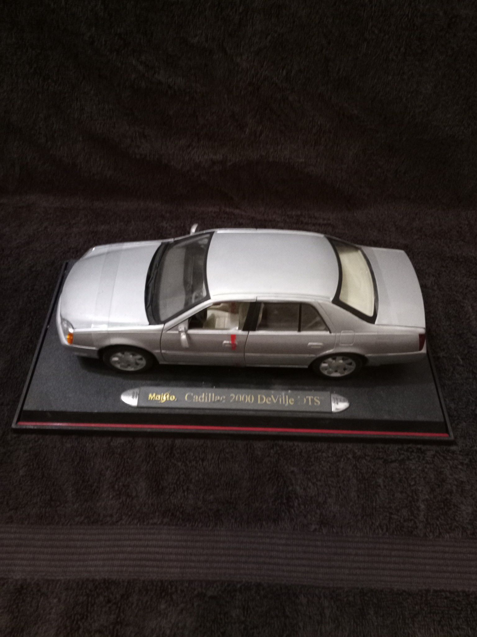 CADILLAC 2000 DeVILLE DTS model car