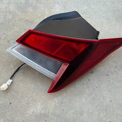 2021 - 2023 HYUNDAI ELANTRA RH PASSENGER SIDE TAILLIGHT OEM