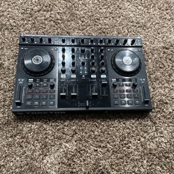 TRAKTOR kontrol S4