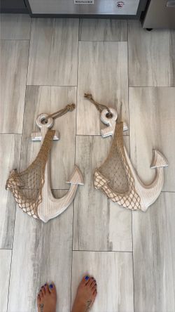 Wall decor: 2 anchors