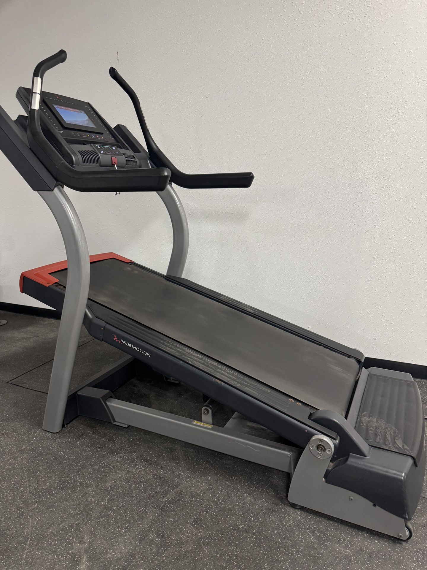 FreeMotion i11.9 Incline Trainer / Treadmill