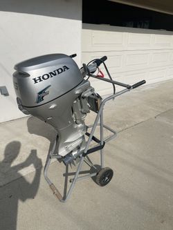 Silver Honda BF15D 4-stroke Outboard Manual Tilt Motor With Stand And 3gal Fuel Tank