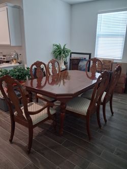 Table and chairs set