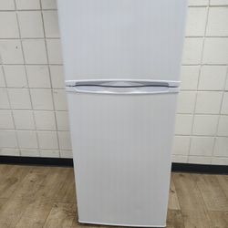 24"Wide Small  Refrigerador In Excellent Working Condition 