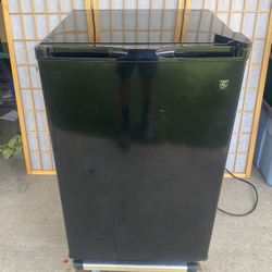 Like New GE 31”x 20”x 22” Refrigerator