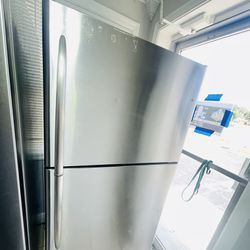GE Top And Bottom Refrigerator 30inch 