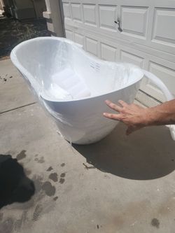 78" X 28"  New Fancy Tub. Retail  For $2200 Asking $375. Delivery Fee 