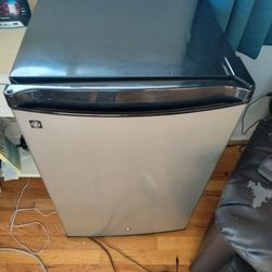 Mini fridge Brand New Paid 189