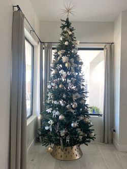 9ft Christmas Tree/no lights