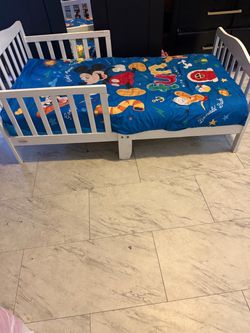 White wood toddler bed