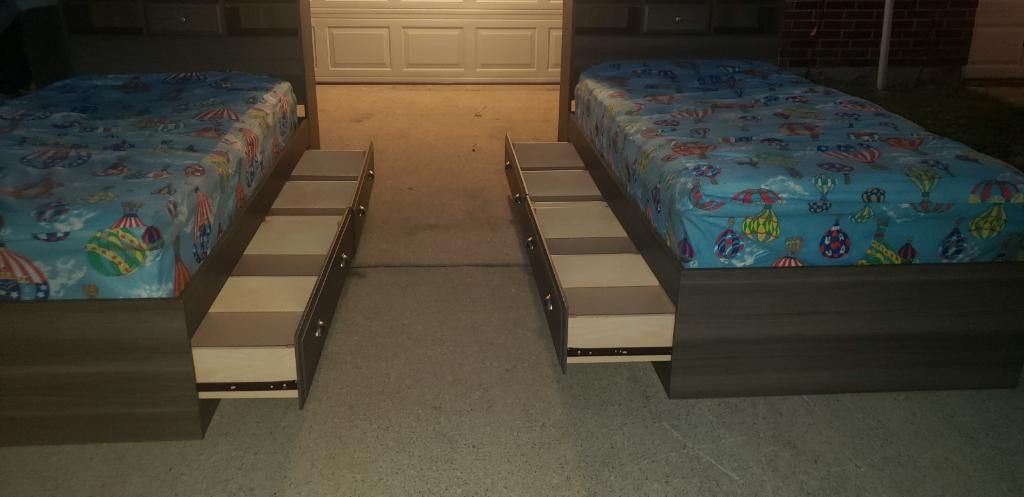 😎🥳🤩 Like new Twin Storage beds available!