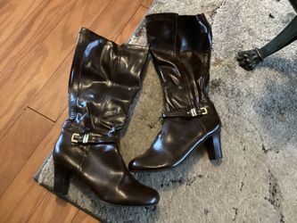 Woman’s 7.5 Boots