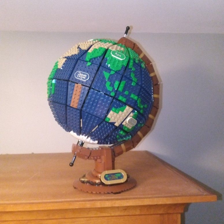 RETIRED LEGO SET OF "THE GLOBE"