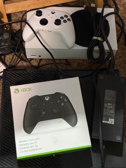 Xbox’s xbox series s and Xbox one comes with power cords and remotes