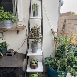 Metal stone stand