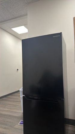 Insignia bottom freezer Fridge