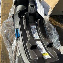 BRAND NEW NEVER USED STILL IN THE BOX NUNA PIPA INFANT CAR SEAT BASE 