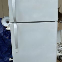 Frigidaire top and bottom refrigerator with icemaker works excellent no issues $169.30 day warranty