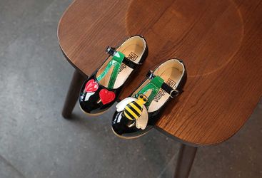 Super cute black bee & flower AB dress shoes