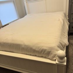 Pottery Barn Full White Farmhouse Trundle bed