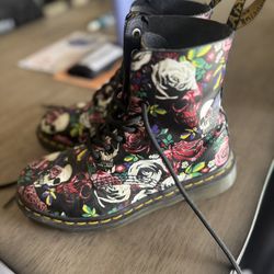 Dr Martens 1460 Pascal Rose Black Leather White Skulls Combat Ankle Boots Women’s Size 6 / 37