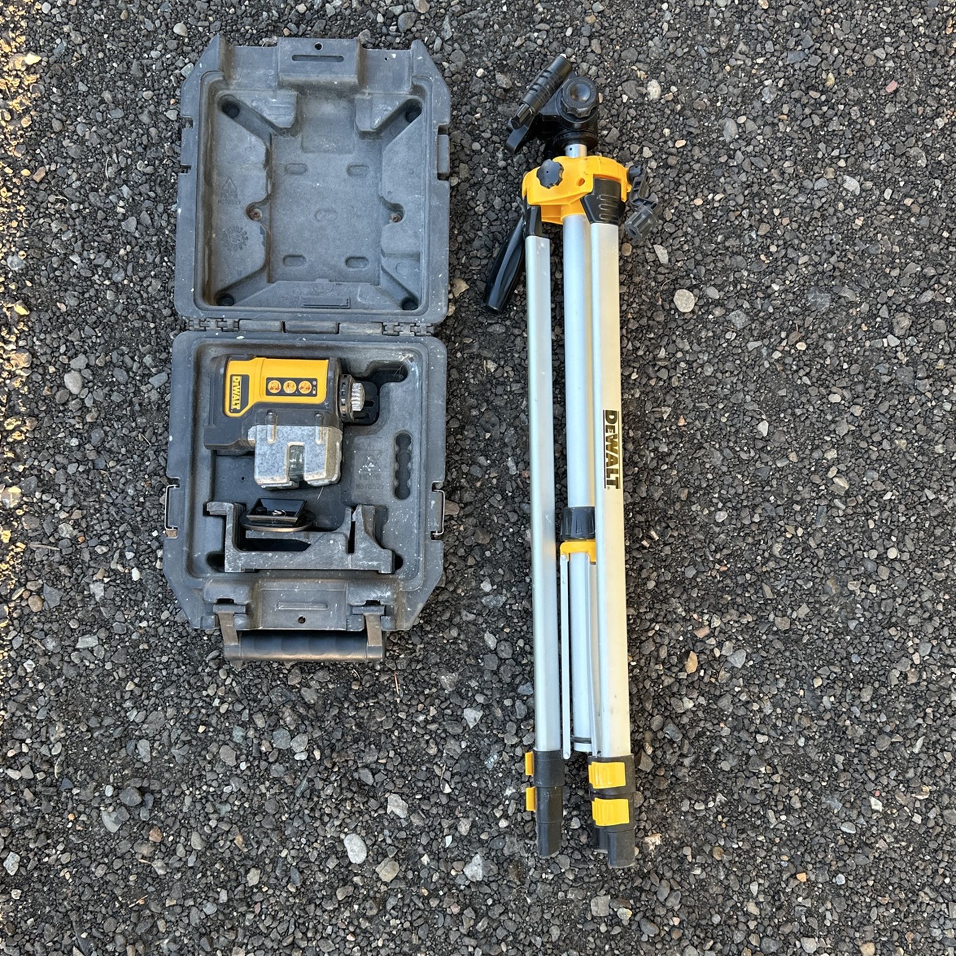 DeWalt 3 Beam Line Laser with Tripod