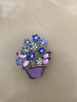 Beautiful vase and flowers pin