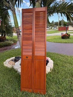 (1) 24 in. × 80 in. Solid Wood Bifold Louvered Closet Door w/ Raised Lower Panel, med.reddish-brown