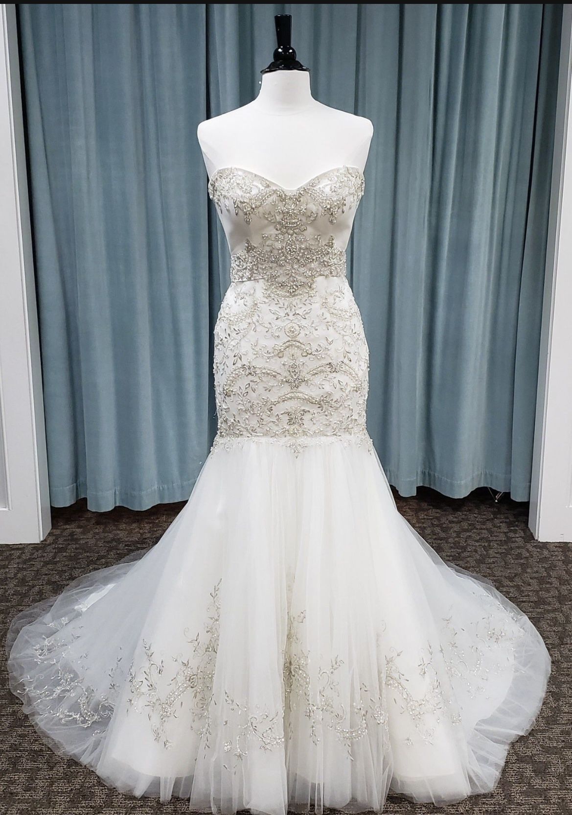 Beautiful Wedding Dress & Veil - Professionally Dry Cleaned 