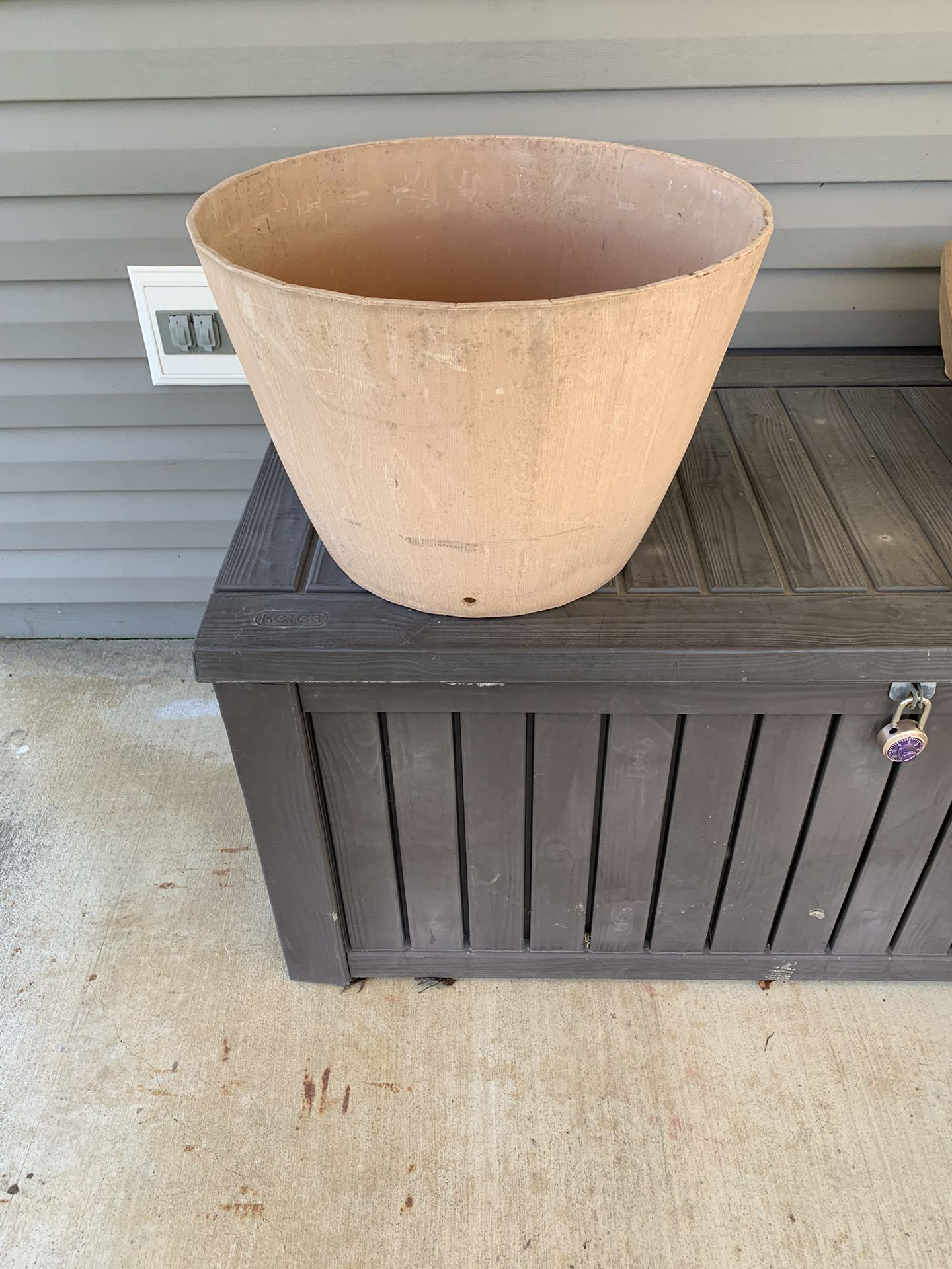 Planter / Flower Pot 