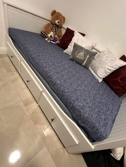 IKEA HEMNES Daybed with 3 Drawers – White