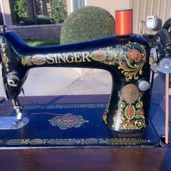 Singer 66 redeye sewing machine from 1920 mounted in Trull cabinet