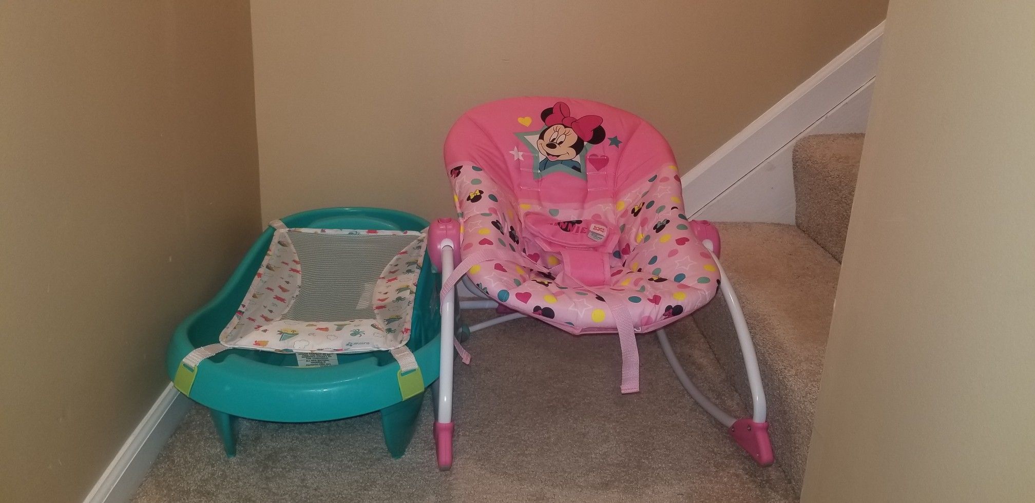 Baby bouncer & bath (never used)